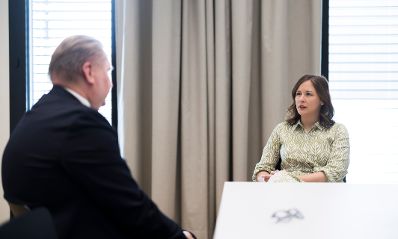 Am 20. Mai 2026 nahm Bundesministerin Claudia Bauer (r.) am Europa-Forum Wachau teil. Im Bild bei einer Paneldiskussion. Im Bild bei einem Arbeitsgespr&auml;ch mit dem stellvertretenden Leiter des Pr&auml;sidialamtes der Ukraine Serhij Kyslyzja (l.).