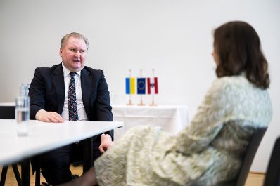Am 20. Mai 2026 nahm Bundesministerin Claudia Bauer (r.) am Europa-Forum Wachau teil. Im Bild bei einer Paneldiskussion. Im Bild bei einem Arbeitsgespr&auml;ch mit dem stellvertretenden Leiter des Pr&auml;sidialamtes der Ukraine Serhij Kyslyzja (l.).