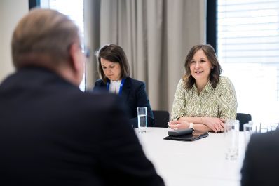 Am 20. Mai 2026 nahm Bundesministerin Claudia Bauer (r.) am Europa-Forum Wachau teil. Im Bild bei einer Paneldiskussion. Im Bild bei einem Arbeitsgespr&auml;ch mit dem stellvertretenden Leiter des Pr&auml;sidialamtes der Ukraine Serhij Kyslyzja (l.).