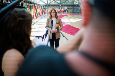 Am 26. Mai 2026 reiste Bundesministerin Claudia Bauer (m.) nach Br&uuml;ssel und nahm am Rat f&uuml;r &bdquo;Allgemeine Angelegenheiten&ldquo; der Europ&auml;ischen Union teil. Im Bild beim Doorstep.