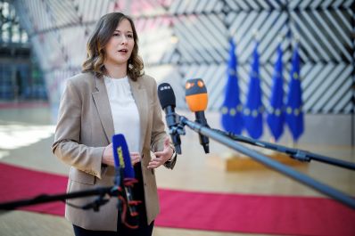 Am 26. Mai 2026 reiste Bundesministerin Claudia Bauer (im Bild) nach Br&uuml;ssel und nahm am Rat f&uuml;r &bdquo;Allgemeine Angelegenheiten&ldquo; der Europ&auml;ischen Union teil. Im Bild beim Doorstep.