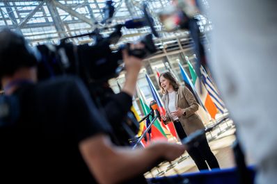 Am 26. Mai 2026 reiste Bundesministerin Claudia Bauer (im Bild) nach Br&uuml;ssel und nahm am Rat f&uuml;r &bdquo;Allgemeine Angelegenheiten&ldquo; der Europ&auml;ischen Union teil. Im Bild beim Doorstep.