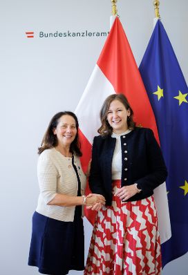 Am 27. Mai 2026 empfing Bundesministerin Claudia Bauer (r.) Executive Vice President of the Appeal of Conscience Foundation Karen Schneier-Dresbach (l.) zu einem Arbeitsgespr&auml;ch im Bundeskanzleramt.