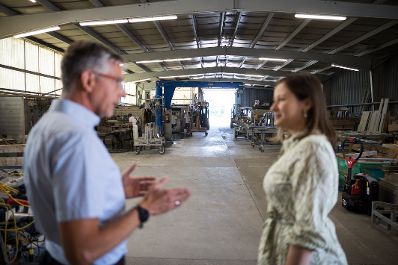 Am 28. Mai 2026 besuchte Bundesministerin Claudia Bauer (r.) im Rahmen ihres Bundesl&auml;ndertages den Steinmetzmeisterbetrieb &bdquo;Krippel&ldquo; in Zistersdorf.