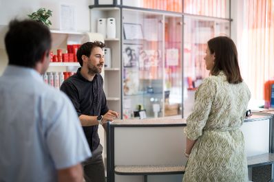 Am 28. Mai 2026 besuchte Bundesministerin Claudia Bauer (r.) im Rahmen ihres Bundesl&auml;ndertages den Fris&ouml;rbetrieb &bdquo;Figaro Busch&ldquo; in Zistersdorf.