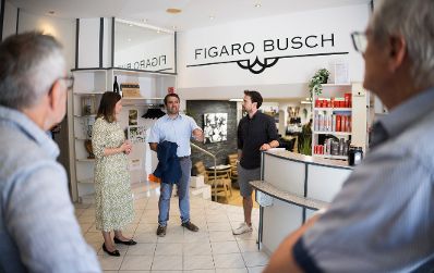 Am 28. Mai 2026 besuchte Bundesministerin Claudia Bauer (2.v.l.) im Rahmen ihres Bundesl&auml;ndertages den Fris&ouml;rbetrieb &bdquo;Figaro Busch&ldquo; in Zistersdorf.