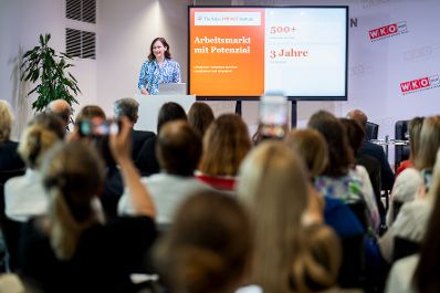 Am 01. Juni 2026 hielt Bundesministerin Claudia Bauer (im Bild) eine Rede bei einer Veranstaltung zu Arbeitsmarkt mit Potenzial &ndash; Ukrainische Fachfrauen zwischen Qualifikation und Integration.