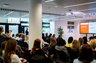 Am 01. Juni 2026 hielt Bundesministerin Claudia Bauer (im Bild) eine Rede bei einer Veranstaltung zu Arbeitsmarkt mit Potenzial &ndash; Ukrainische Fachfrauen zwischen Qualifikation und Integration.
