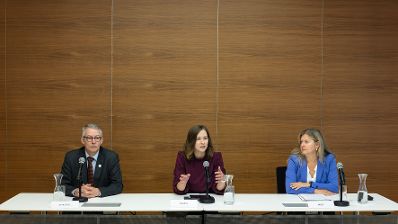 Am 3. Juni 2026 gab Bundesministerin Claudia Bauer (m.) gemeinsam mit Harald Schl&ouml;gel (l.), Vizepr&auml;sident der &Ouml;sterreichischen &Auml;rztekammer und Hilde Wolf (r.), Leiterin von FEM S&uuml;d eine Pressekonferenz zum Thema &bdquo;Signal gegen weibliche Genitalverst&uuml;mmelung&ldquo;.