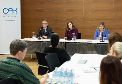 Am 3. Juni 2026 gab Bundesministerin Claudia Bauer (m.) gemeinsam mit Harald Schl&ouml;gel (l.), Vizepr&auml;sident der &Ouml;sterreichischen &Auml;rztekammer und Hilde Wolf (r.), Leiterin von FEM S&uuml;d eine Pressekonferenz zum Thema &bdquo;Signal gegen weibliche Genitalverst&uuml;mmelung&ldquo;.