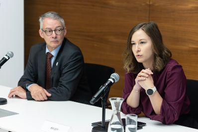 Am 3. Juni 2026 gab Bundesministerin Claudia Bauer (r.) gemeinsam mit Harald Schl&ouml;gel (l.), Vizepr&auml;sident der &Ouml;sterreichischen &Auml;rztekammer und Hilde Wolf, Leiterin von FEM S&uuml;d eine Pressekonferenz zum Thema &bdquo;Signal gegen weibliche Genitalverst&uuml;mmelung&ldquo;.