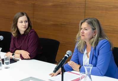 Am 3. Juni 2026 gab Bundesministerin Claudia Bauer (l.) gemeinsam mit Harald Schl&ouml;gel, Vizepr&auml;sident der &Ouml;sterreichischen &Auml;rztekammer und Hilde Wolf (r.), Leiterin von FEM S&uuml;d eine Pressekonferenz zum Thema &bdquo;Signal gegen weibliche Genitalverst&uuml;mmelung&ldquo;.