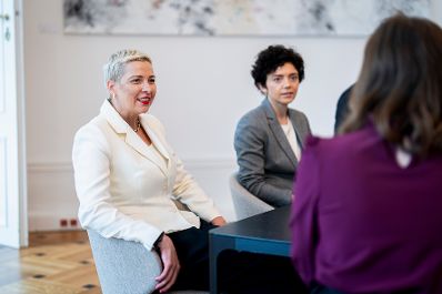 Am 3. Juni 2026 empfing Bundesministerin Claudia Bauer (r.) Maryja Kalesnikava (l.) zu einem Arbeitsgespr&auml;ch.