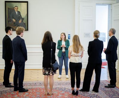 Am 15. Juni 2026 empfing Bundesministerin Claudia Bauer (m.) eine Besuchergruppe der Universit&auml;t Innsbruck im Bundeskanzleramt.