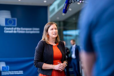 Am16. Juni 2026 reiste Bundesministerin Claudia Bauer (im Bild) zu einem Arbeitsbesuch nach Luxemburg und nahm am Rat f&uuml;r &bdquo;Allgemeine Angelegenheiten&ldquo; der Europ&auml;ischen Union teil. Im Bild beim Doorstep vor dem Rat.