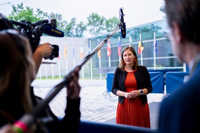 Am16. Juni 2026 reiste Bundesministerin Claudia Bauer (im Bild) zu einem Arbeitsbesuch nach Luxemburg und nahm am Rat f&uuml;r &bdquo;Allgemeine Angelegenheiten&ldquo; der Europ&auml;ischen Union teil. Im Bild beim Doorstep vor dem Rat.