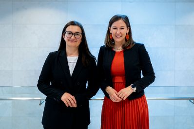 Am16. Juni 2026 reiste Bundesministerin Claudia Bauer (r.) zu einem Arbeitsbesuch nach Luxemburg und nahm am Rat f&uuml;r &bdquo;Allgemeine Angelegenheiten&ldquo; der Europ&auml;ischen Union teil. Im Bild mit Cristina Gherasimov (l.), Vizepremierministerin f&uuml;r europ&auml;ische Integration und Chefunterh&auml;ndlerin f&uuml;r den EU-Beitritt der Republik Moldau.