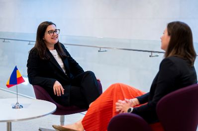 Am16. Juni 2026 reiste Bundesministerin Claudia Bauer (r.) zu einem Arbeitsbesuch nach Luxemburg und nahm am Rat f&uuml;r &bdquo;Allgemeine Angelegenheiten&ldquo; der Europ&auml;ischen Union teil. Im Bild bei einem Arbeitsgespr&auml;ch mit Cristina Gherasimov (l.), Vizepremierministerin f&uuml;r europ&auml;ische Integration und Chefunterh&auml;ndlerin f&uuml;r den EU-Beitritt der Republik Moldau.