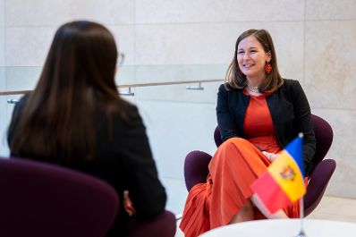 Am16. Juni 2026 reiste Bundesministerin Claudia Bauer (r.) zu einem Arbeitsbesuch nach Luxemburg und nahm am Rat f&uuml;r &bdquo;Allgemeine Angelegenheiten&ldquo; der Europ&auml;ischen Union teil. Im Bild bei einem Arbeitsgespr&auml;ch mit Cristina Gherasimov (l.), Vizepremierministerin f&uuml;r europ&auml;ische Integration und Chefunterh&auml;ndlerin f&uuml;r den EU-Beitritt der Republik Moldau.