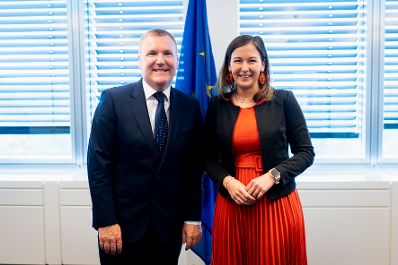 Am16. Juni 2026 reiste Bundesministerin Claudia Bauer (r.) zu einem Arbeitsbesuch nach Luxemburg und nahm am Rat f&uuml;r &bdquo;Allgemeine Angelegenheiten&ldquo; der Europ&auml;ischen Union teil. Im Bild mit Michael McGrath (l.), EU-Kommissar f&uuml;r Demokratie, Justiz und Rechtsstaatlichkeit.
