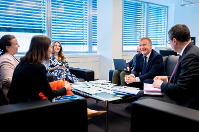 Am16. Juni 2026 reiste Bundesministerin Claudia Bauer (2.v.l.) zu einem Arbeitsbesuch nach Luxemburg und nahm am Rat f&uuml;r &bdquo;Allgemeine Angelegenheiten&ldquo; der Europ&auml;ischen Union teil. Im Bild bei einem Arbeitsgespr&auml;ch mit Michael McGrath (2.v.r.), EU-Kommissar f&uuml;r Demokratie, Justiz und Rechtsstaatlichkeit.