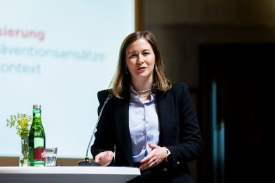 Am 17. Juni 2026 hielt Bundesministerin Claudia Bauer (im Bild) eine Keynote beim Symposium Online-Radikalisierung.