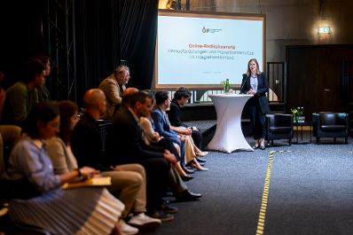 Am 17. Juni 2026 hielt Bundesministerin Claudia Bauer (im Bild) eine Keynote beim Symposium Online-Radikalisierung.