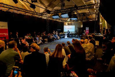 Am 17. Juni 2026 hielt Bundesministerin Claudia Bauer (im Bild) eine Keynote beim Symposium Online-Radikalisierung.