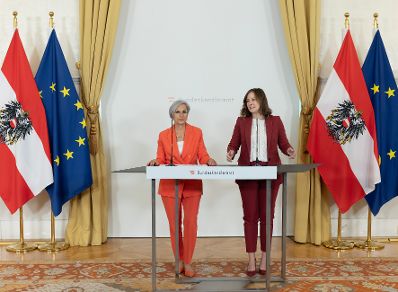 Am 18. Juni 2026 gab Bundesministerin Claudia Bauer (r.) gemeinsam mit Bundesministerin Anna Sporrer (l.) eine Pressekonferenz zu aktuellen Vorhaben f&uuml;r die Volksgruppen.