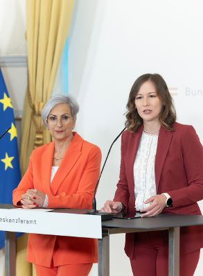 Am 18. Juni 2026 gab Bundesministerin Claudia Bauer (r.) gemeinsam mit Bundesministerin Anna Sporrer (l.) eine Pressekonferenz zu aktuellen Vorhaben f&uuml;r die Volksgruppen.