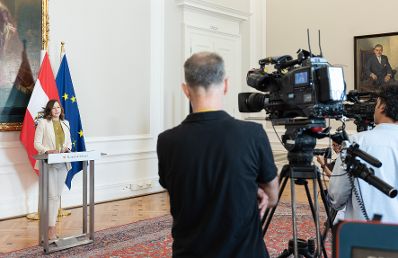 Am 19. Juni 2026 gab Bundesministerin Claudia Bauer (l.) eine Pressekonferenz zum Budget im Bereich Integration ins Bundeskanzleramt.