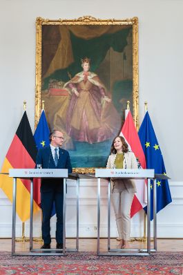 Am 19. Juni 2026 empfing Bundesministerin Claudia Bauer (r.) den Staatsminister f&uuml;r Europa im Ausw&auml;rtigen Amt, Gunther Krichbaum (l.) zu einem Arbeitsbesuch im Bundeskanzleramt. Im Bild beim Doorstep.