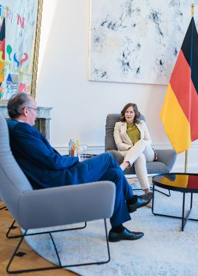 Am 19. Juni 2026 empfing Bundesministerin Claudia Bauer (r.) den Staatsminister f&uuml;r Europa im Ausw&auml;rtigen Amt, Gunther Krichbaum (l.) zu einem Arbeitsbesuch im Bundeskanzleramt. Im Bild bei einem Arbeitsgespr&auml;ch.