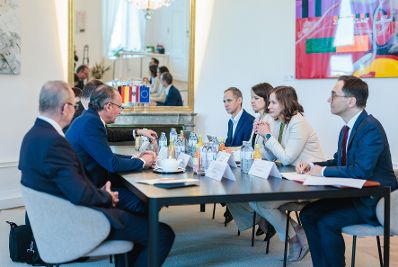 Am 19. Juni 2026 empfing Bundesministerin Claudia Bauer (2.v.r.) den Staatsminister f&uuml;r Europa im Ausw&auml;rtigen Amt, Gunther Krichbaum (2.v.l.) zu einem Arbeitsbesuch im Bundeskanzleramt. Im Bild bei einem Arbeitsgespr&auml;ch.