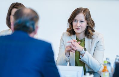 Am 19. Juni 2026 empfing Bundesministerin Claudia Bauer (r.) den Staatsminister f&uuml;r Europa im Ausw&auml;rtigen Amt, Gunther Krichbaum (l.) zu einem Arbeitsbesuch im Bundeskanzleramt. Im Bild bei einem Arbeitsgespr&auml;ch.