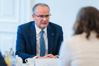 Am 19. Juni 2026 empfing Bundesministerin Claudia Bauer (r.) den Staatsminister f&uuml;r Europa im Ausw&auml;rtigen Amt, Gunther Krichbaum (l.) zu einem Arbeitsbesuch im Bundeskanzleramt. Im Bild bei einem Arbeitsgespr&auml;ch.
