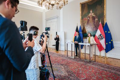 Am 19. Juni 2026 empfing Bundesministerin Claudia Bauer (r.) den Staatsminister f&uuml;r Europa im Ausw&auml;rtigen Amt, Gunther Krichbaum (l.) zu einem Arbeitsbesuch im Bundeskanzleramt. Im Bild beim Doorstep.