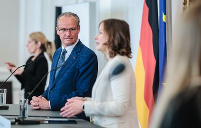 Am 19. Juni 2026 empfing Bundesministerin Claudia Bauer (r.) den Staatsminister f&uuml;r Europa im Ausw&auml;rtigen Amt, Gunther Krichbaum (l.) zu einem Arbeitsbesuch im Bundeskanzleramt. Im Bild beim Doorstep.