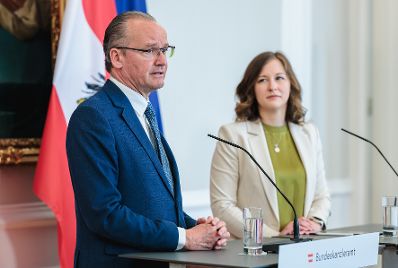 Am 19. Juni 2026 empfing Bundesministerin Claudia Bauer (r.) den Staatsminister f&uuml;r Europa im Ausw&auml;rtigen Amt, Gunther Krichbaum (l.) zu einem Arbeitsbesuch im Bundeskanzleramt. Im Bild beim Doorstep.