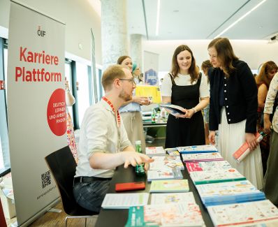 Am 22. Juni 2026 nahm Bundesministerin Claudia Bauer (r.) im Rahmen ihres Bundesl&auml;ndertages an der Karriereplattform des &Ouml;sterreichischer Integrationsfonds teil.