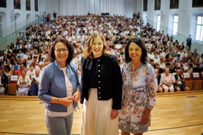 Am 22. Juni 2026 nahm Bundesministerin Claudia Bauer (m.) im Rahmen ihres Bundesl&auml;ndertages an der EU-Jugend-Diskussion "Unser Europa. Unsere Vision." teil.
