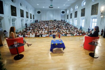 Am 22. Juni 2026 nahm Bundesministerin Claudia Bauer (r.) im Rahmen ihres Bundesl&auml;ndertages an der EU-Jugend-Diskussion "Unser Europa. Unsere Vision." teil.