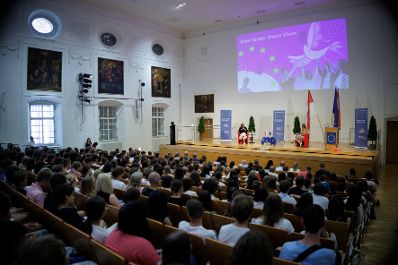 Am 22. Juni 2026 nahm Bundesministerin Claudia Bauer (l.) im Rahmen ihres Bundesl&auml;ndertages an der EU-Jugend-Diskussion "Unser Europa. Unsere Vision." teil.