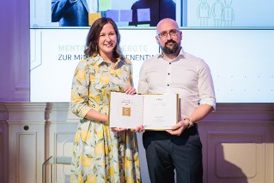 Am 24. Juni 2026 &uuml;berreichte Bundesministerin Claudia Bauer (l.) den Staatspreis "Familie und Beruf&ldquo;.