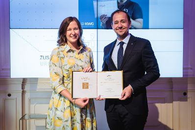 Am 24. Juni 2026 &uuml;berreichte Bundesministerin Claudia Bauer (l.) den Staatspreis "Familie und Beruf&ldquo;.