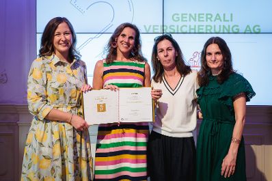 Am 24. Juni 2026 &uuml;berreichte Bundesministerin Claudia Bauer (l.) den Staatspreis "Familie und Beruf&ldquo;.