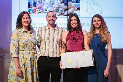 Am 24. Juni 2026 &uuml;berreichte Bundesministerin Claudia Bauer (l.) den Staatspreis "Familie und Beruf&ldquo;.