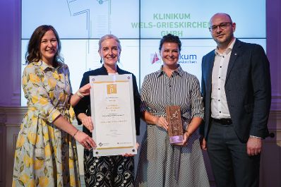 Am 24. Juni 2026 &uuml;berreichte Bundesministerin Claudia Bauer (l.) den Staatspreis "Familie und Beruf&ldquo;.