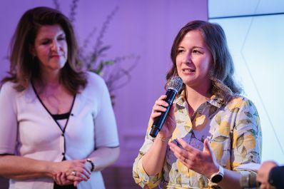 Am 24. Juni 2026 &uuml;berreichte Bundesministerin Claudia Bauer (r.) den Staatspreis "Familie und Beruf&ldquo;. Im Bild mit Elisabeth Wenzl (l.), Gesch&auml;ftsf&uuml;hrerin der Familie &amp; Beruf Management GmbH.