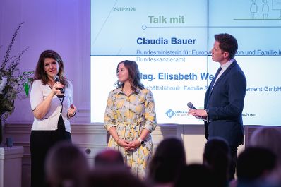 Am 24. Juni 2026 &uuml;berreichte Bundesministerin Claudia Bauer (m.) den Staatspreis "Familie und Beruf&ldquo;. Im Bild mit Elisabeth Wenzl (l.), Gesch&auml;ftsf&uuml;hrerin der Familie &amp; Beruf Management GmbH.